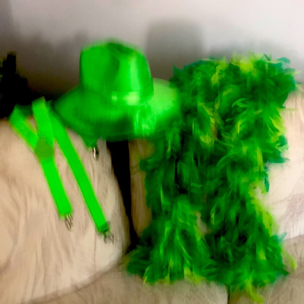 St Pattys Boa, Hat & suspenders
